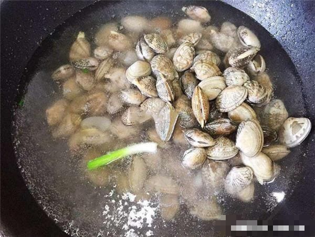 Đầu bếp mách 5 mẹo làm sạch ngao, ngao nhả cát nhanh, thịt tươi ngon - Ảnh 3.