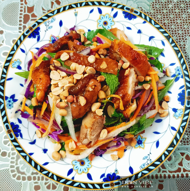 Lạ miệng với gỏi gà nướng ngũ sắc - Ảnh 4. Lạ miệng với gỏi gà nướng ngũ sắc - Ảnh 4.