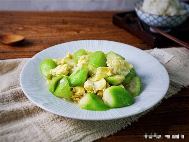 Xào mướp đừng cho trực tiếp vào chảo, thêm 1 bước này sẽ không bị thâm đen, ngấm dầu - Ảnh 1.