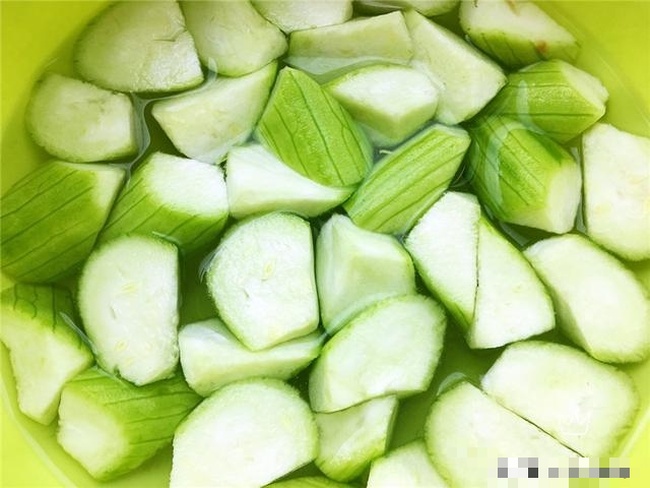 Xào mướp đừng cho trực tiếp vào chảo, thêm 1 bước này sẽ không bị thâm đen, ngấm dầu - Ảnh 3.