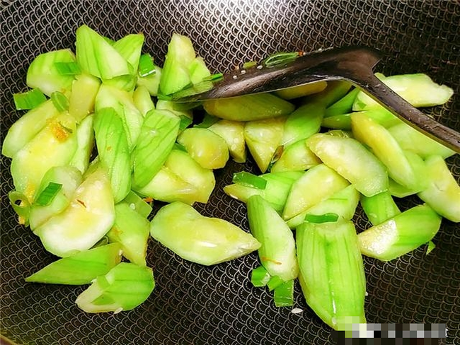 Xào mướp đừng cho trực tiếp vào chảo, thêm 1 bước này sẽ không bị thâm đen, ngấm dầu - Ảnh 6.