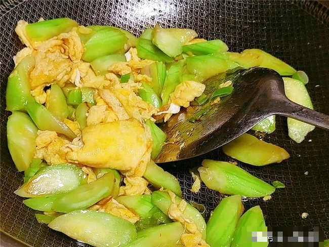 Xào mướp đừng cho trực tiếp vào chảo, thêm 1 bước này sẽ không bị thâm đen, ngấm dầu - Ảnh 7.