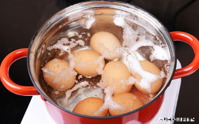 Luộc trứng luôn bị nứt? Thêm bước này trứng nguyên vẹn, vỏ tách rời khi bạn chạm vào - Ảnh 2. Luộc trứng luôn bị nứt? Thêm bước này trứng nguyên vẹn, vỏ tách rời khi bạn chạm vào - Ảnh 2.