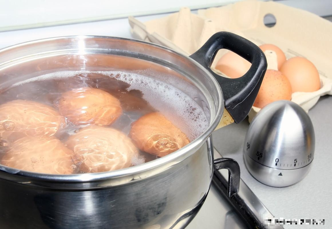 Luộc trứng luôn bị nứt? Thêm bước này trứng nguyên vẹn, vỏ tách rời khi bạn chạm vào - Ảnh 5. Luộc trứng luôn bị nứt? Thêm bước này trứng nguyên vẹn, vỏ tách rời khi bạn chạm vào - Ảnh 5.