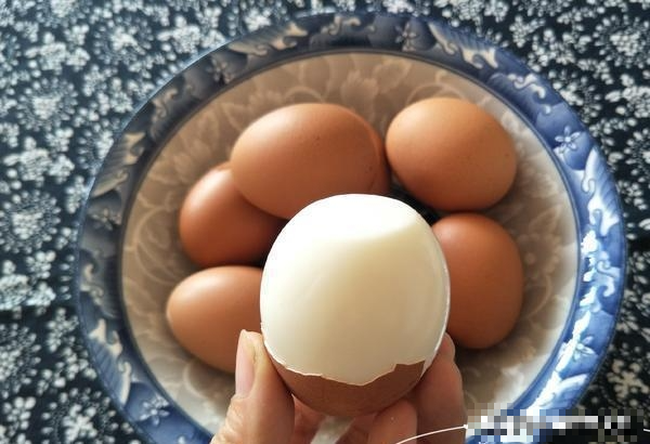 Luộc trứng luôn bị nứt? Thêm bước này trứng nguyên vẹn, vỏ tách rời khi bạn chạm vào - Ảnh 7. Luộc trứng luôn bị nứt? Thêm bước này trứng nguyên vẹn, vỏ tách rời khi bạn chạm vào - Ảnh 7.