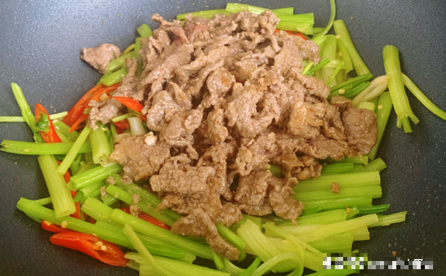 Xào thịt bò, thêm một bước này thịt sẽ mềm, thơm, không tanh - Ảnh 8. Xào thịt bò, thêm một bước này thịt sẽ mềm, thơm, không tanh - Ảnh 8.