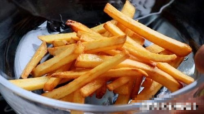 Làm khoai tây chiên chỉ chần khoai thôi chưa đủ, muốn giòn thơm đừng bỏ qua bước này - Ảnh 1. Làm khoai tây chiên chỉ chần khoai thôi chưa đủ, muốn giòn thơm đừng bỏ qua bước này - Ảnh 1.