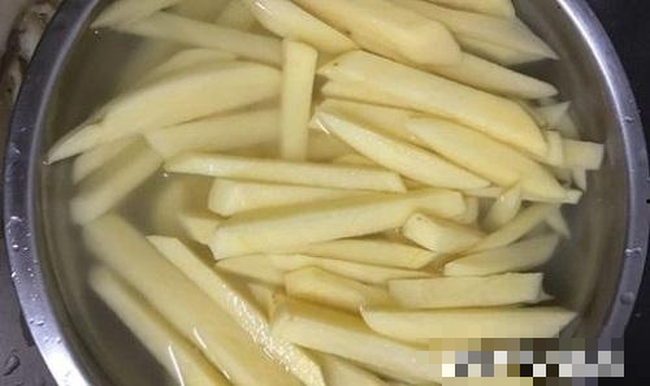Làm khoai tây chiên chỉ chần khoai thôi chưa đủ, muốn giòn thơm đừng bỏ qua bước này - Ảnh 4. Làm khoai tây chiên chỉ chần khoai thôi chưa đủ, muốn giòn thơm đừng bỏ qua bước này - Ảnh 4.
