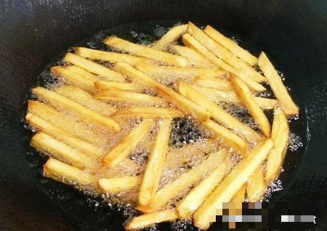Làm khoai tây chiên chỉ chần khoai thôi chưa đủ, muốn giòn thơm đừng bỏ qua bước này - Ảnh 6. Làm khoai tây chiên chỉ chần khoai thôi chưa đủ, muốn giòn thơm đừng bỏ qua bước này - Ảnh 6.