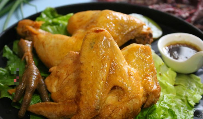 Luộc gà trong nồi cơm điện, không cần một giọt nước, thịt vẫn thơm ngon  - Ảnh 2.