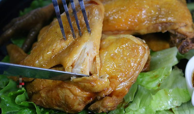 Luộc gà trong nồi cơm điện, không cần một giọt nước, thịt vẫn thơm ngon  - Ảnh 1.