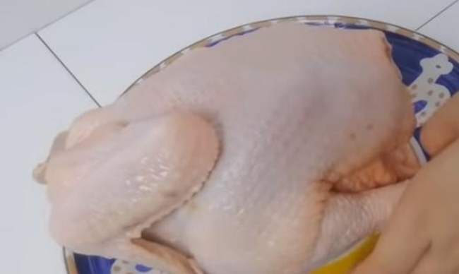 Làm gà nướng muối ớt bằng nồi cơm điện, không cần cho một giọt nước, gà mềm ngọt, đậm đà - Ảnh 1. Làm gà nướng muối ớt bằng nồi cơm điện, không cần cho một giọt nước, gà mềm ngọt, đậm đà - Ảnh 1.
