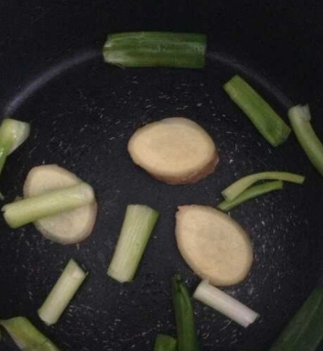 Làm gà nướng muối ớt bằng nồi cơm điện, không cần cho một giọt nước, gà mềm ngọt, đậm đà - Ảnh 2. Làm gà nướng muối ớt bằng nồi cơm điện, không cần cho một giọt nước, gà mềm ngọt, đậm đà - Ảnh 2.