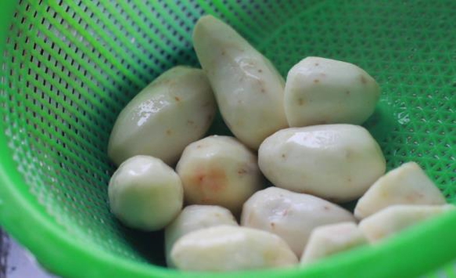 Làm sạch vỏ khoai môn đừng dùng dao gọt, dùng cách này, tay bạn không bị ngứa hay dính - Ảnh 3. Làm sạch vỏ khoai môn đừng dùng dao gọt, dùng cách này, tay bạn không bị ngứa hay dính - Ảnh 3.