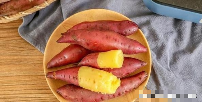 Hấp khoai lang chỉ cần cho thẳng vào nồi. Sai, bảo sao khoai không ngọt, thơm - Ảnh 1. Hấp khoai lang chỉ cần cho thẳng vào nồi. Sai, bảo sao khoai không ngọt, thơm - Ảnh 1.