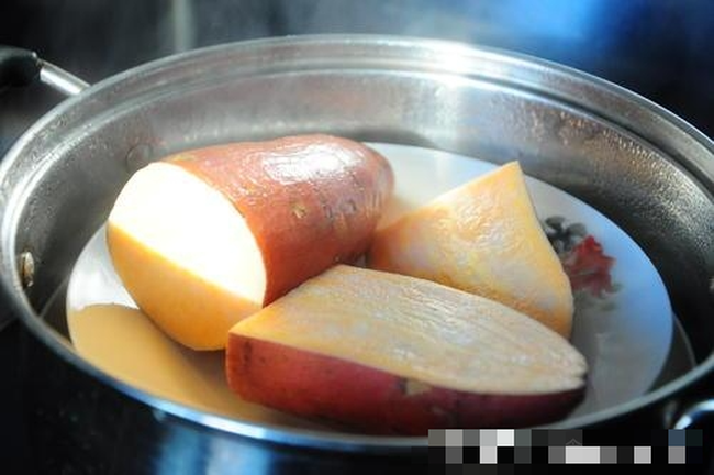 Hấp khoai lang chỉ cần cho thẳng vào nồi. Sai, bảo sao khoai không ngọt, thơm - Ảnh 4. Hấp khoai lang chỉ cần cho thẳng vào nồi. Sai, bảo sao khoai không ngọt, thơm - Ảnh 4.