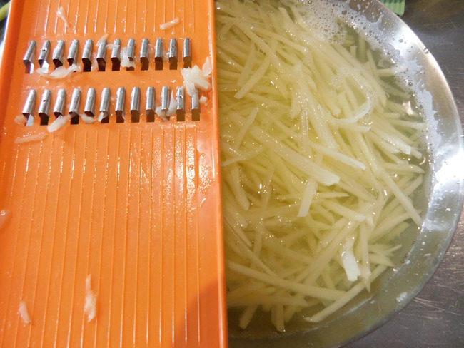 Biến tấu món khoai tây ngào mắm cho ngày gió lạnh - Ảnh 3.