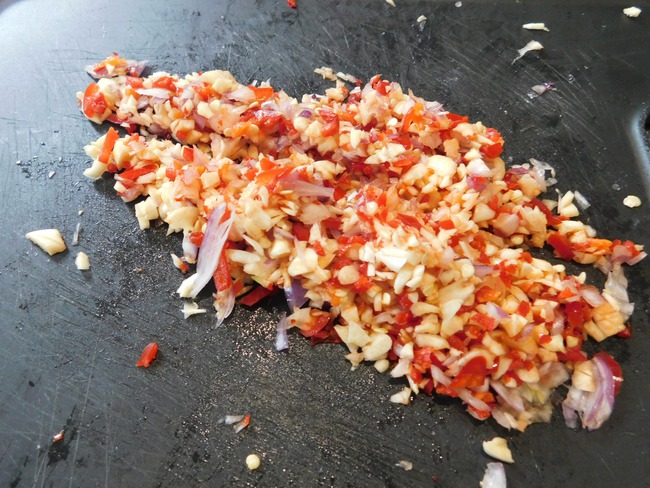 Biến tấu món khoai tây ngào mắm cho ngày gió lạnh - Ảnh 2.