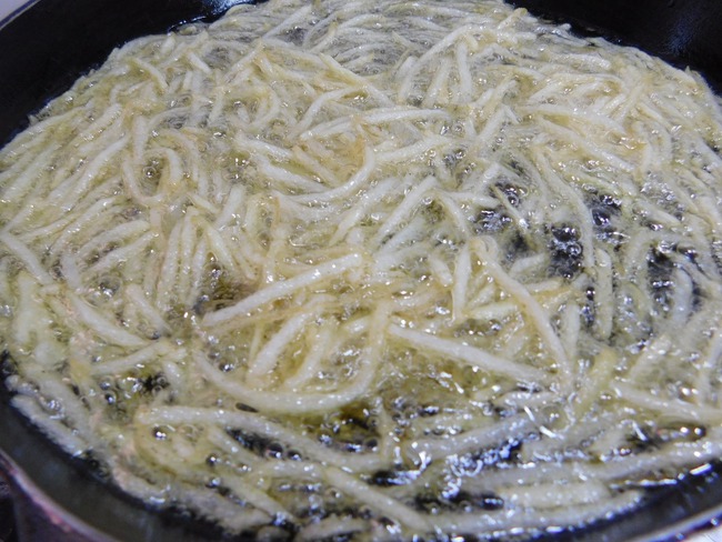 Biến tấu món khoai tây ngào mắm cho ngày gió lạnh - Ảnh 5.