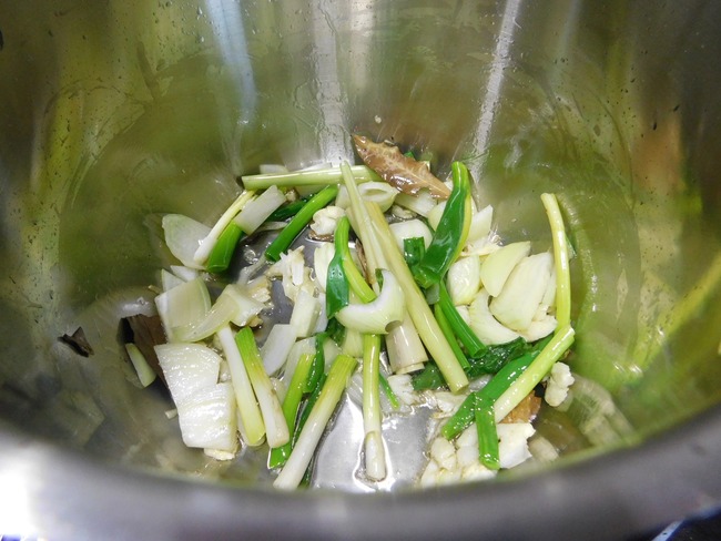 Làm món curry bò nóng hổi cho ngày gió lạnh - Ảnh 2.