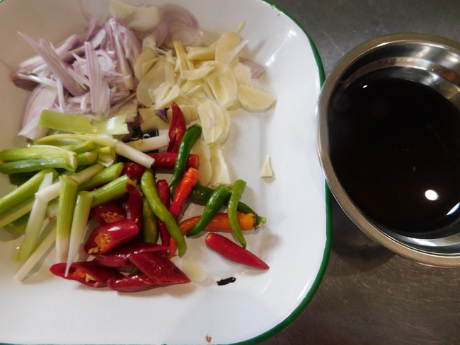 Món Tôm thịt kho quẹt chấm rau củ - Ảnh 2.