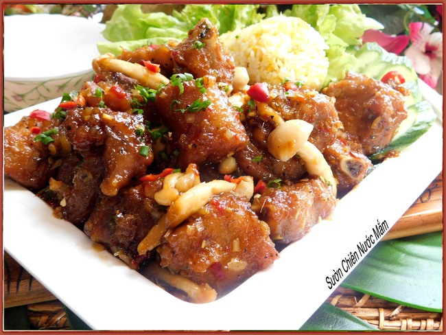 Sườn chiên sốt nước mắm sả ớt - Ảnh 1. Sườn chiên sốt nước mắm sả ớt - Ảnh 1.