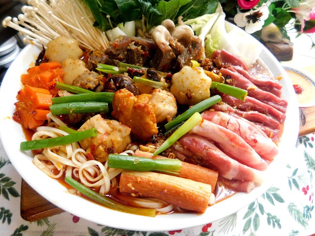 Lẩu bò sa tế cho ngày mùa đông lạnh giá - Ảnh 1.