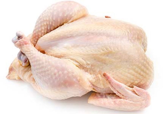 Cần tránh rã đông cả con gà trong lò vi sóng vì gà sẽ dễ nhiễm khuẩn