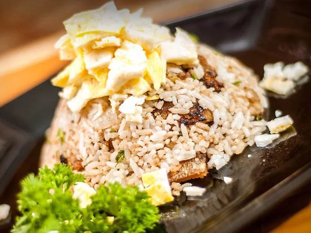 Chào ngày mới với cơm rang thịt lợn giòn tan, ngon tuyệt