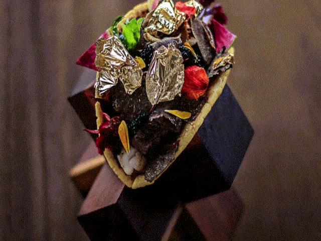 Xem đầu bếp làm món bánh 570 triệu đồng, đắt nhất thế giới