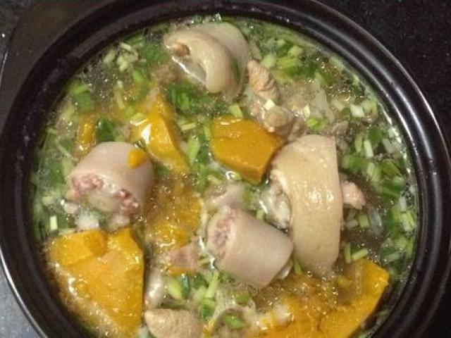 Canh bí đỏ hầm đuôi lợn cho chàng thêm sung mãn