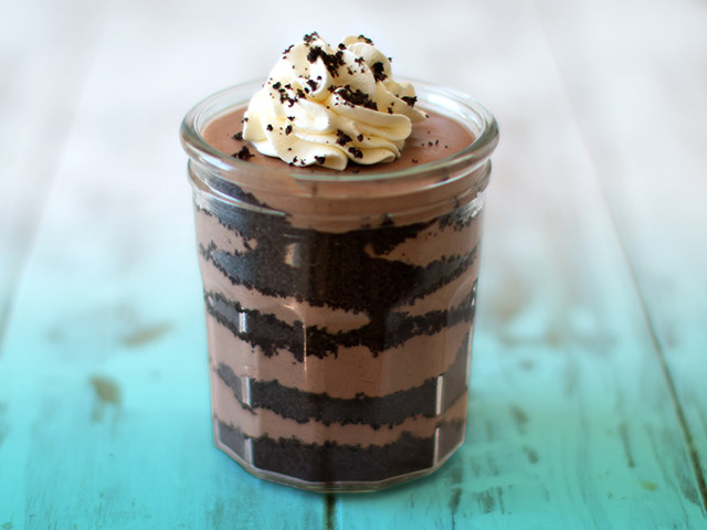 Làm bánh kem chocolate ngon tuyệt không cần lò nướng