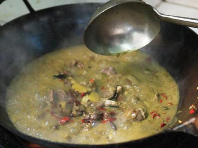 Kinh dị món lẩu làm từ... phân bò