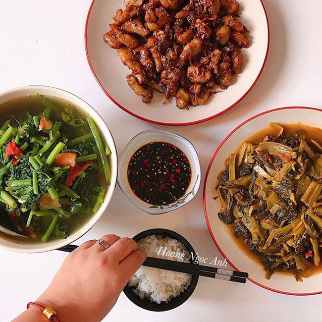 mam com me nau cho con gai da di lay chong khien dan mang 