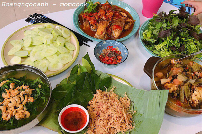 mam com me nau cho con gai da di lay chong khien dan mang 