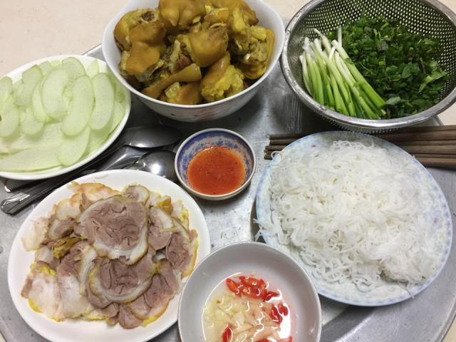 “Ông bố quốc dân” chia sẻ món bún móng giò nấu cho con gái ”gây sốt”