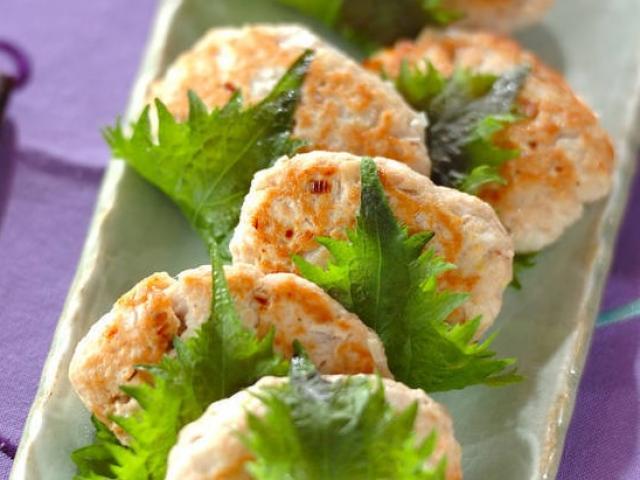 Cách làm chả cá ngừ giòn thơm đưa cơm ngày mưa lạnh