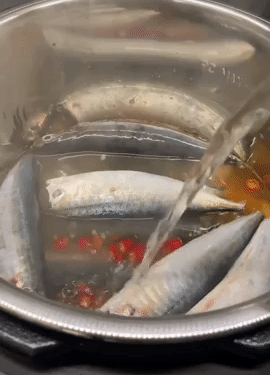 Cá kho rục xương mềm ngon mà không bị nát, thao tác cực đơn giản! - Ảnh 3. Cá kho rục xương mềm ngon mà không bị nát, thao tác cực đơn giản! - Ảnh 3.