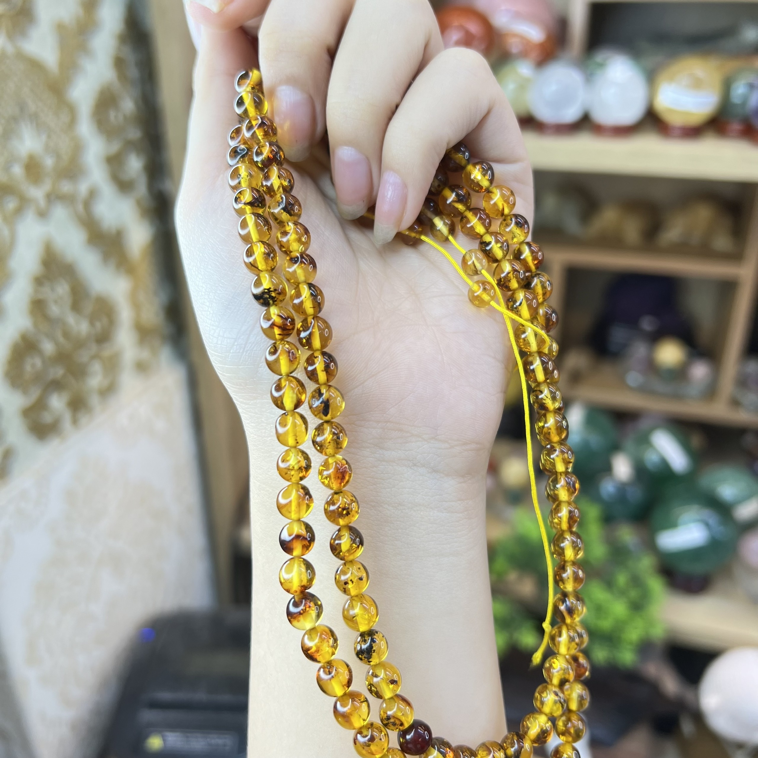 Chuỗi Đeo Tay Hổ Phách Vàng 108 Hạt