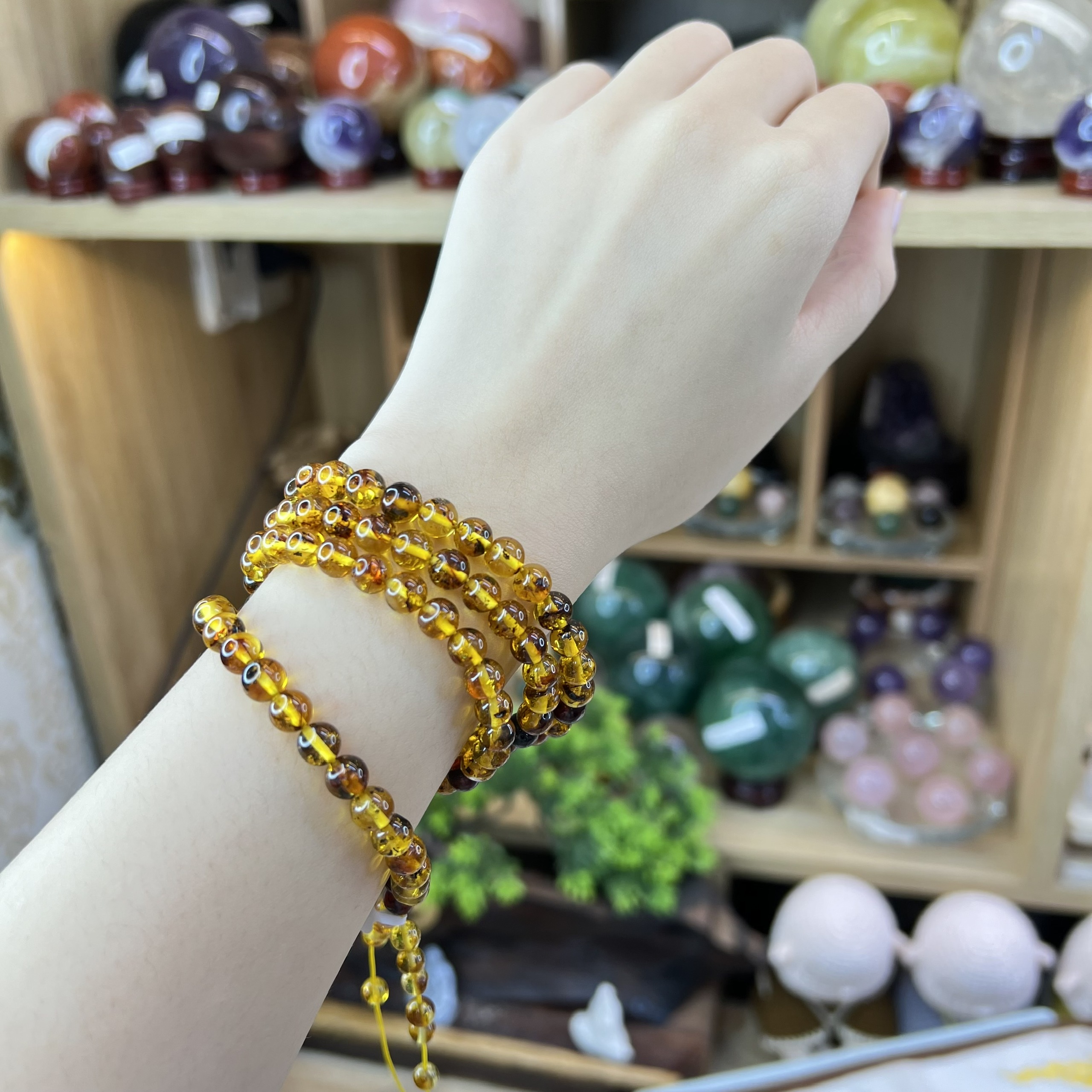 Chuỗi Đeo Tay Hổ Phách Vàng 108 Hạt