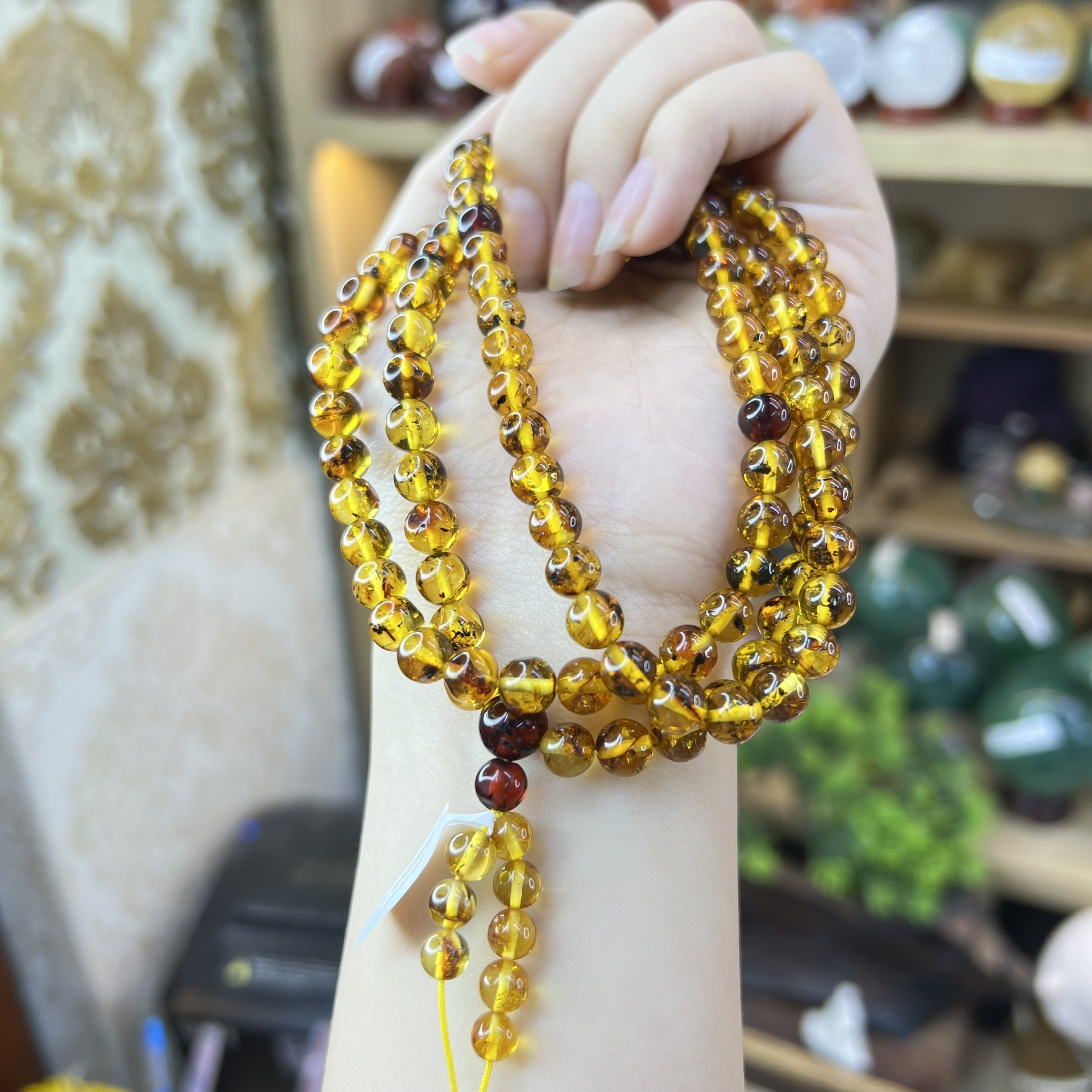 Chuỗi Đeo Tay Hổ Phách Vàng 108 Hạt