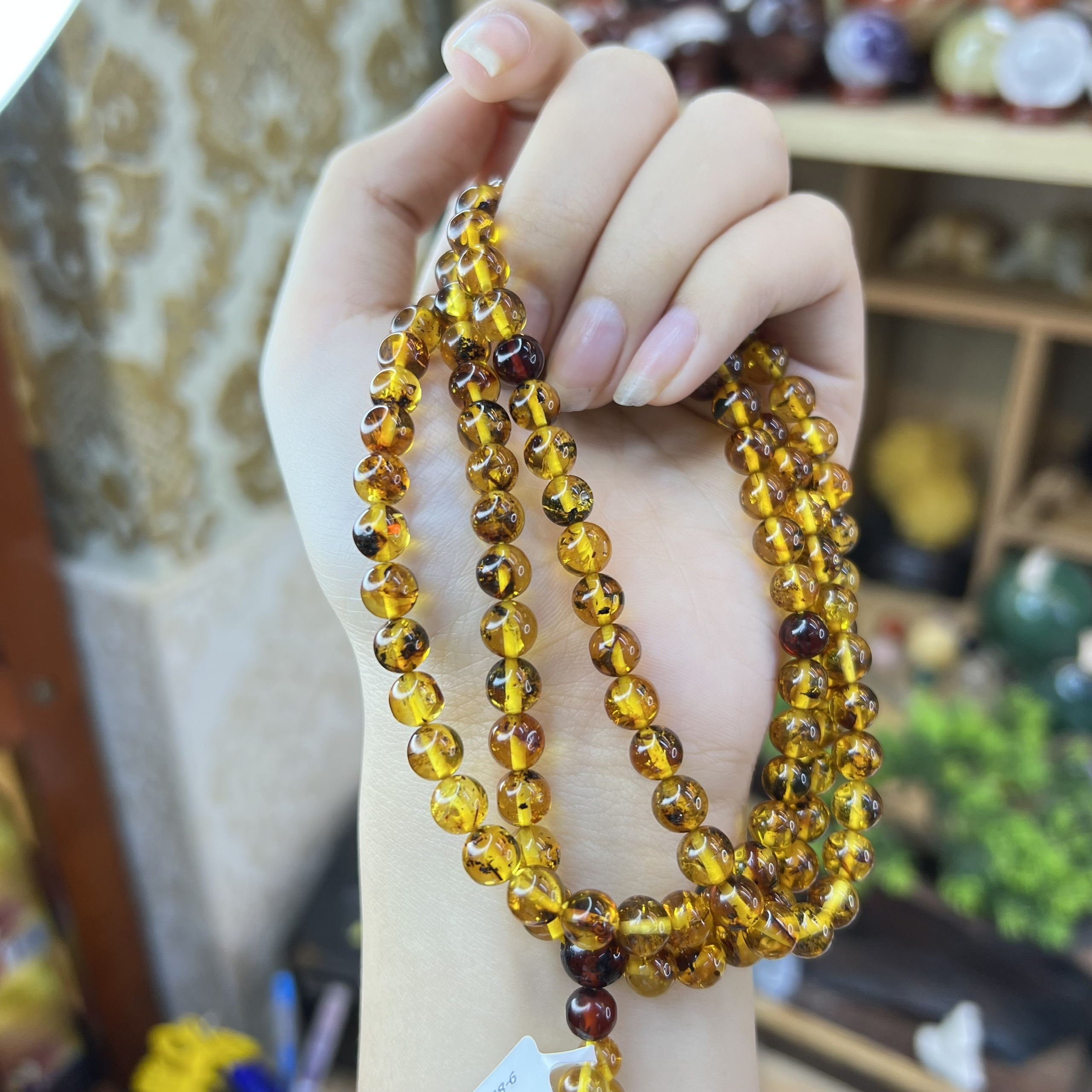 Chuỗi Đeo Tay Hổ Phách Vàng 108 Hạt